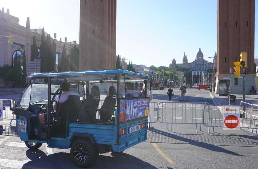 Barcelona: Tour by electric tuk tuk - Comfort, weather, and group size