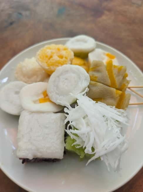 Battambang: Morning Tuk Tuk Food Tour of Our Iconic Dishes - Nom banh chok and a third-generation cook