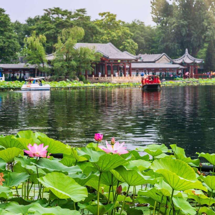 Beijing: Hutong Private Tour - Rickshaw Ride & English Guide - Yandai Xiejie and the feel of the hutongs