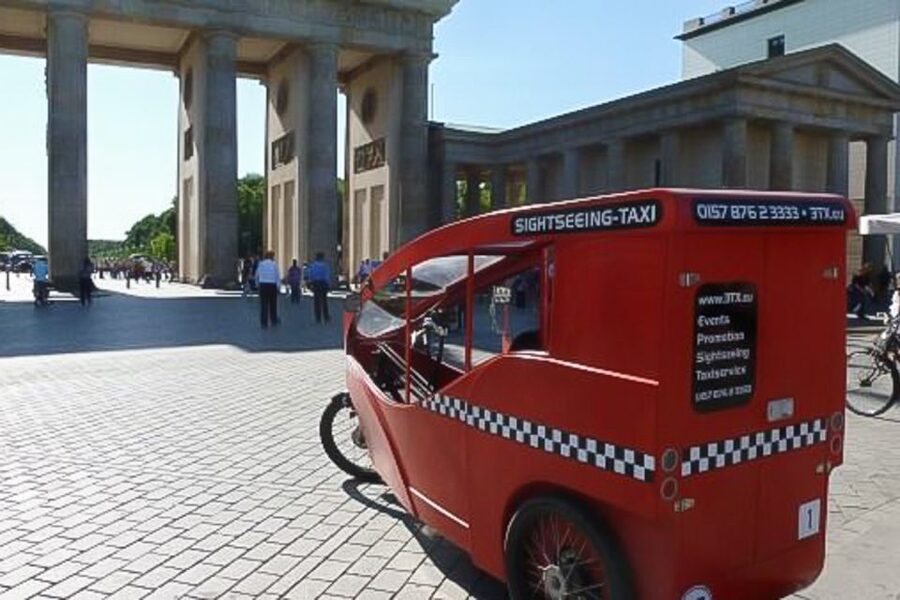 Berlin Express: Private 1-Hour E-Rickshaw Ride - What the guide adds to the hour