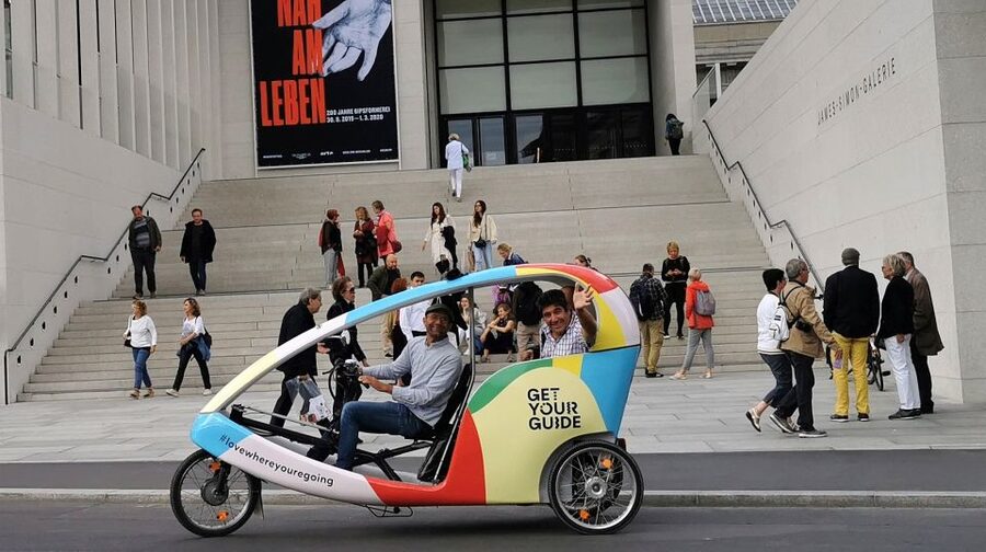 Berlin: Private Guided E-Rickshaw Tour - Unter den Linden and Brandenburg Gate