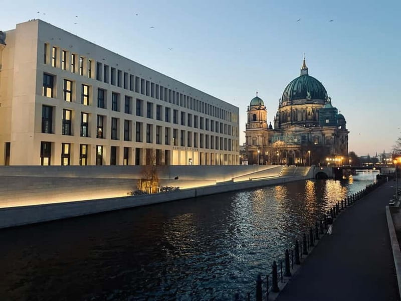 Berlin: Private Sightseeing Tour in an E-Rickshaw - Checkpoint Charlie and divided Berlin