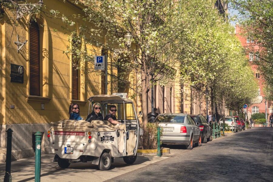 Budapest: Private City Tuk-Tuk Tour & Boat Cruise - Parliament, the Government District, and Chain Bridge