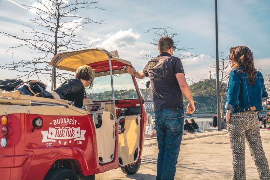 Budapest: Scenic Tuk Tuk Tour - Crossing the Danube and reading the city
