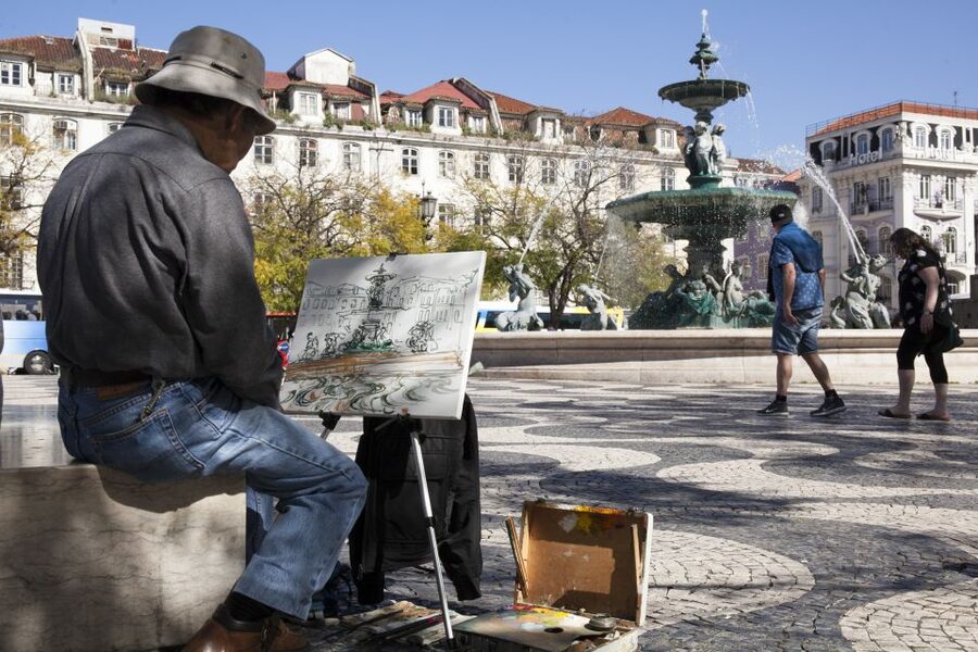 Burguês: Lisbon City Center Private Tuk Tuk Tour - Guides, Languages, and the Human Element