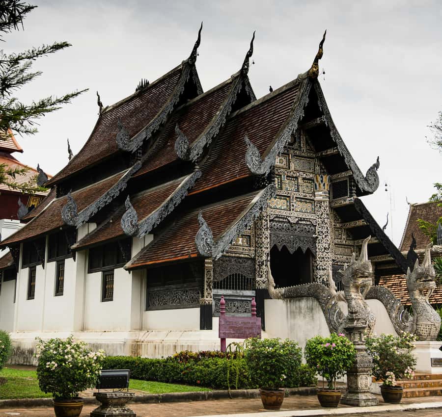 Chiang Mai Light: Tuk Tuk Night Tour with Temples & Markets - Wat Chedi Luang under the evening lights