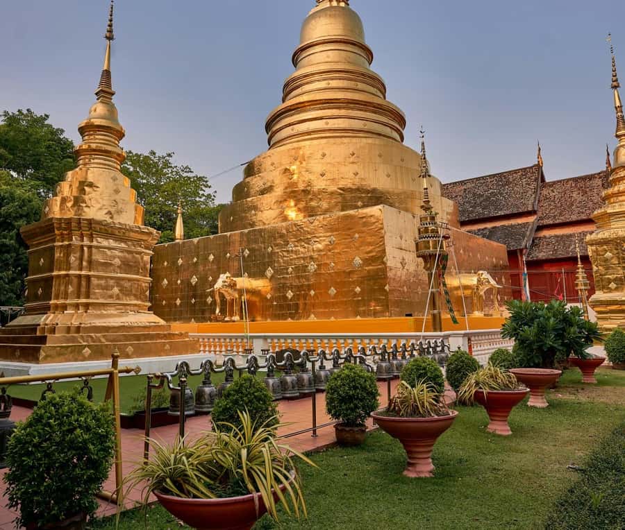 Chiang Mai Light: Tuk Tuk Night Tour with Temples & Markets - Wat Lok Moli adds a different temple setting