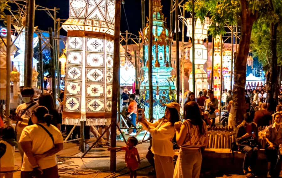Chiang Mai Light: Tuk Tuk Night Tour with Temples & Markets - Chinatown brings in food and street life