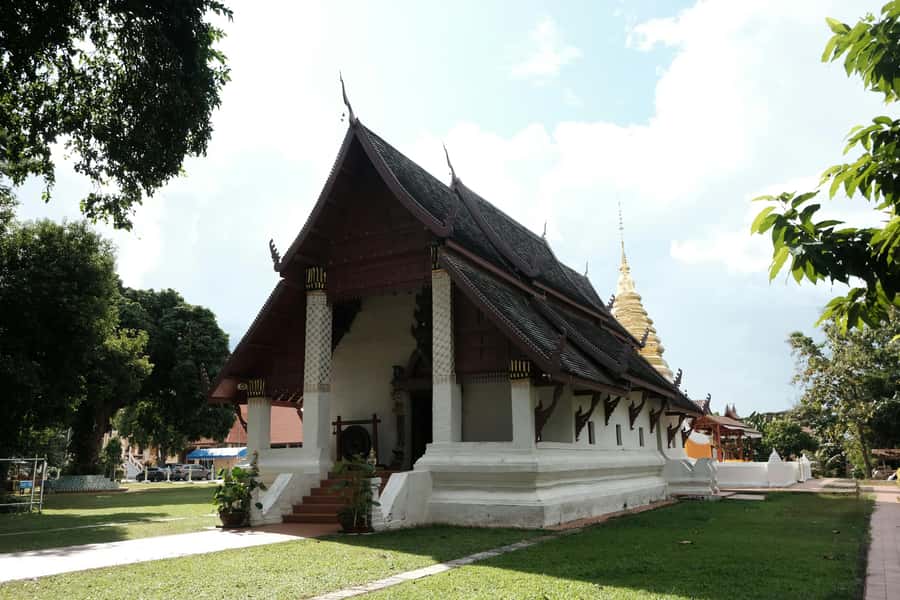 Chiang Mai Light: Tuk Tuk Night Tour with Temples & Markets - The flower market and Pink River atmosphere