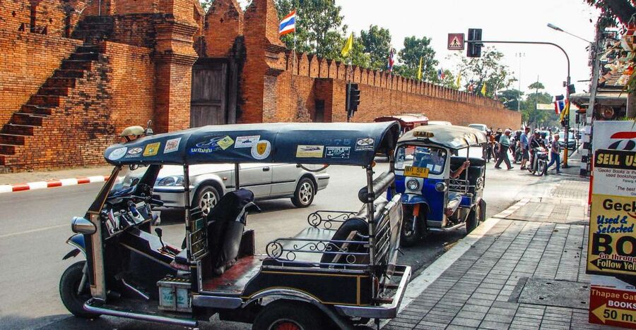 Chiang Mai: Private Tuk Tuk Tour of City Temples With Pickup - Wat Chedi Luang and the story of the Emerald Buddha