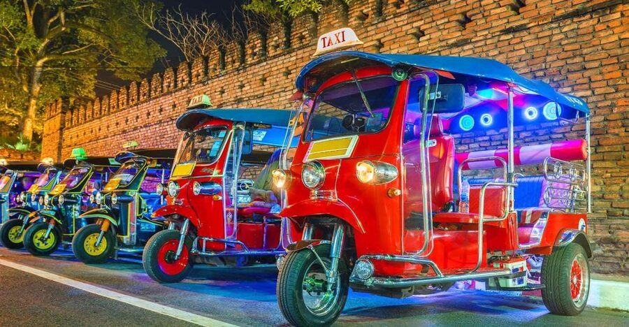 Chiang Mai: Temples and Street Food Night Tour by Tuk Tuk - Key points at a glance