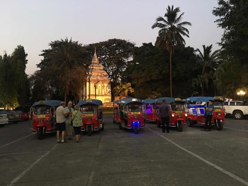 Chiang Mai: Temples and Street Food Night Tour by Tuk Tuk - How much guiding should you expect?