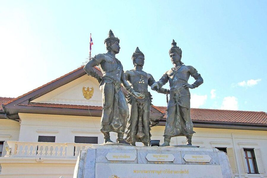 Chiang Mai: Temples and Street Food Night Tour by Tuk Tuk - A two-hour introduction to Chiang Mai after dark