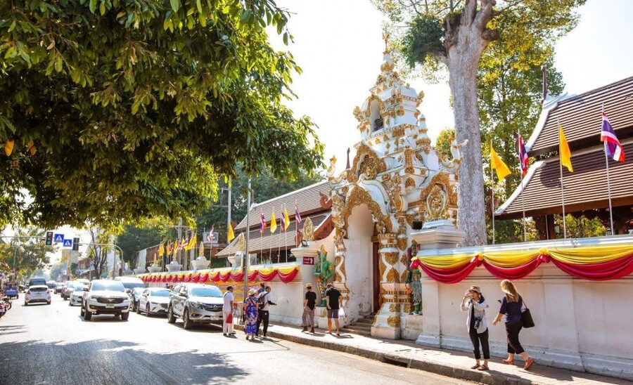 Chiang Mai: Temples and Street Food Night Tour by Tuk Tuk - The Three Kings Monument and Chiang Mai’s founding story