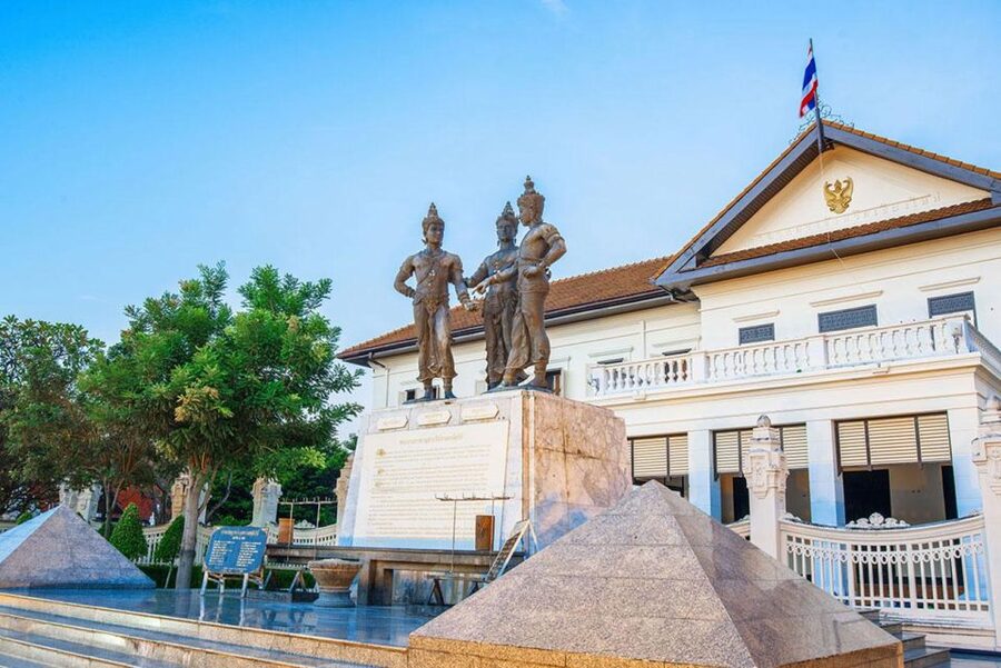 Chiang Mai: Temples and Street Food Night Tour by Tuk Tuk - Mueang Mai and Warorot: choosing your food stop