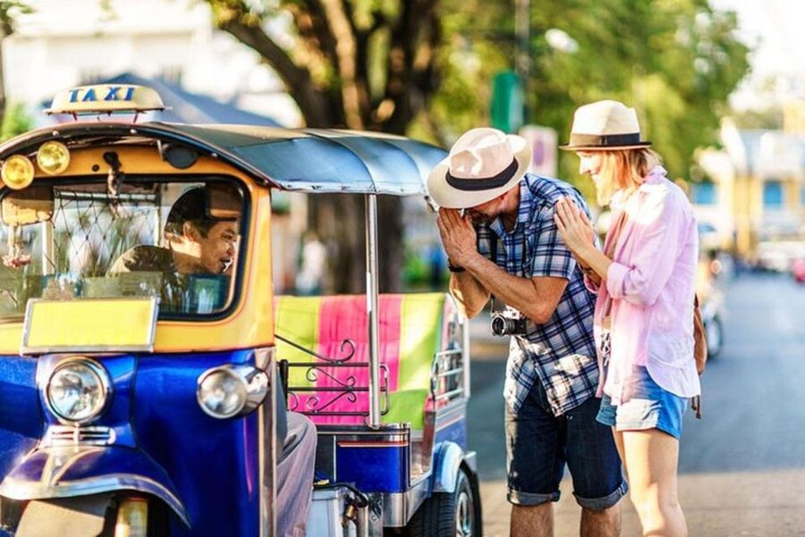 Chiang Mai: Temples and Street Food Night Tour by Tuk Tuk - Wat Chedi Luang and the big stupa