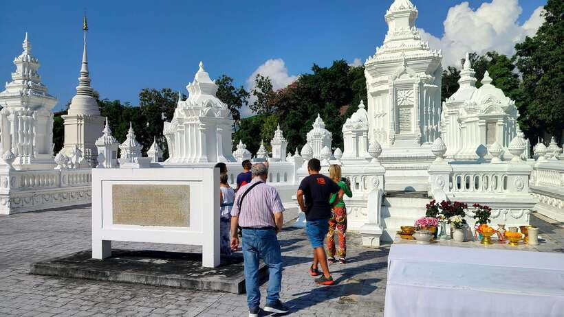 Chiang Mai: Tuk-Tuk Evening Tour with Temples & Street Foods - Wat Lok Moli and its Lanna character