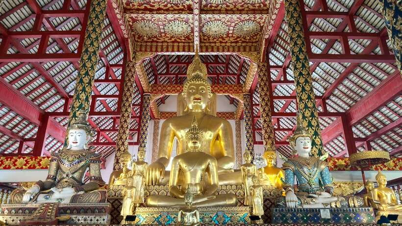 Chiang Mai: Tuk-Tuk Evening Tour with Temples & Street Foods - Chang Phuak Gate is the food stop