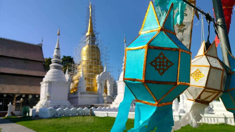 Chiang Mai: Tuk-Tuk Evening Tour with Temples & Street Foods - Pickup, clothing, and comfort tips