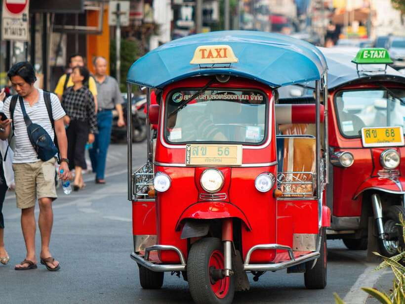 Chiang Mai: Tuk-Tuk Evening Tour with Temples & Street Foods - Riding a tuk-tuk around Chiang Mai’s Old City
