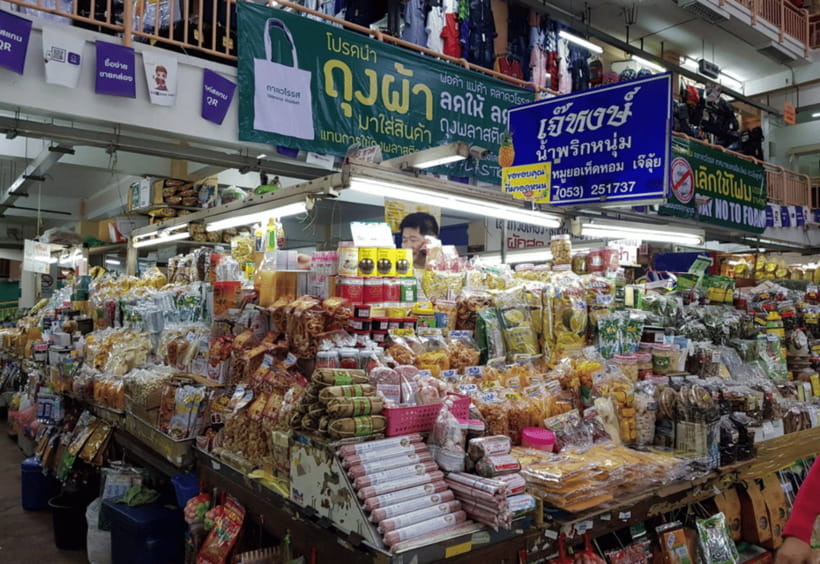 Chiang Mai Tuk Tuk: Old City Private Day Tour - Warorot Market for snacks and local shopping