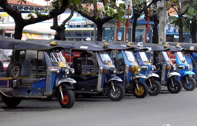 Chiang Rai: Half-Day Tuk-Tuk Temple Tour - Wat Phra Kaew and Wat Phra Sing