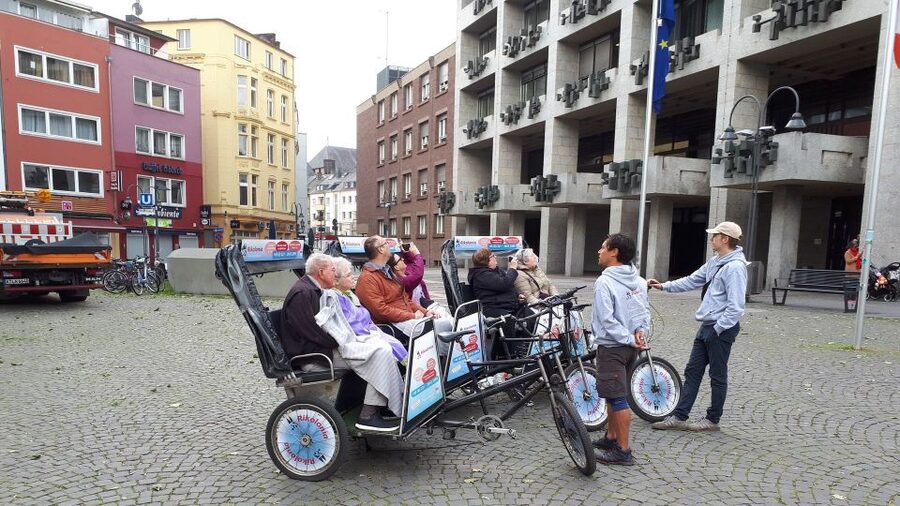 Cologne: Rickshaw Sightseeing Tour - Cologne Cathedral and the first big view
