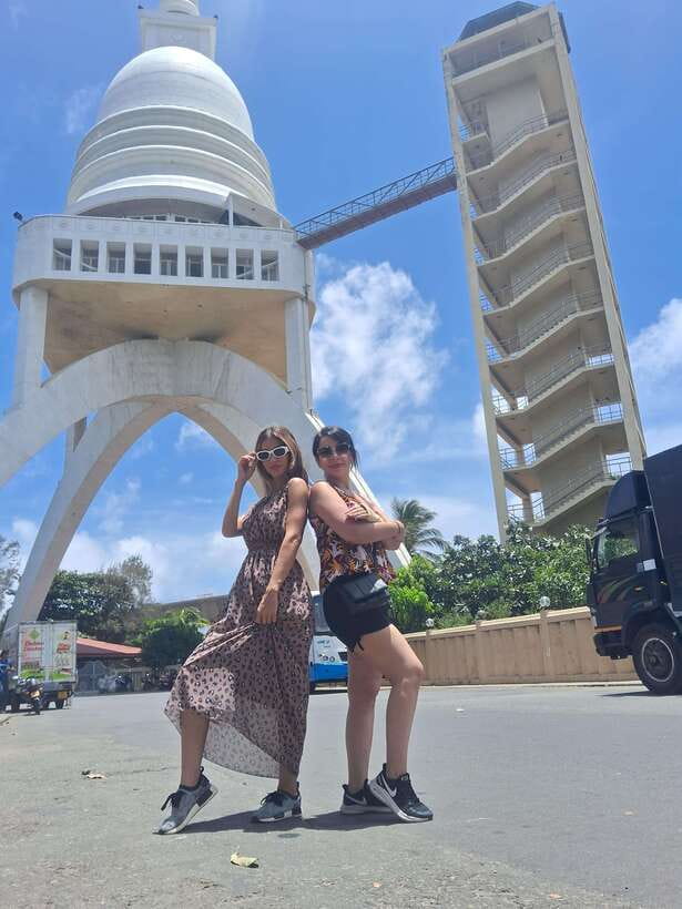 Colombo: Local Guide with Colombo City Tour by Tuk Tuk - Tea Factory Tasting and King Coconut Water