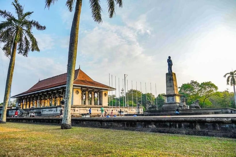 Colombo: Private City Tuk-Tuk Tour with Local Guide & Pickup - Why a tuk-tuk is the right way to see Colombo