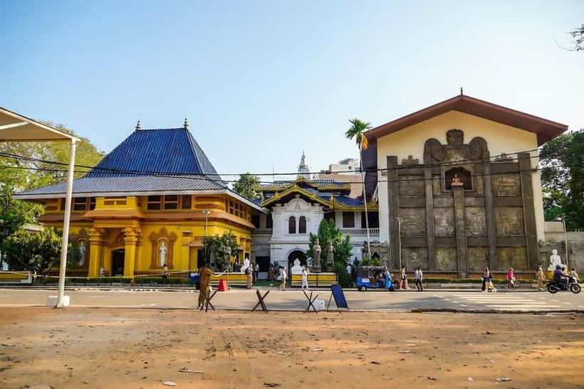 Colombo: Private City Tuk-Tuk Tour with Local Guide & Pickup - Galle Face Green and the colonial waterfront