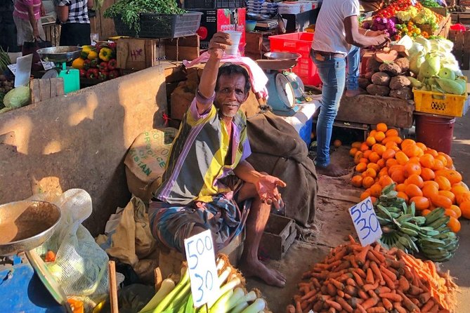 Colombo Private guideTour byTuk Tuk Morning Evening All inclusive - Pettah Market and the Red Mosque