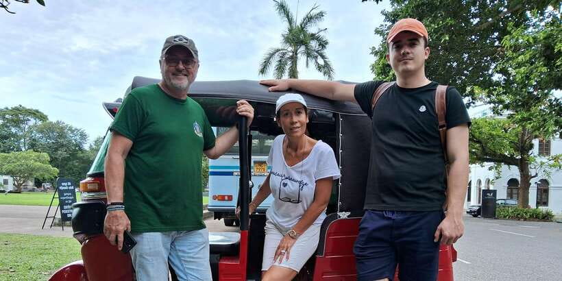 Colombo: Private Tuk-Tuk City Tour with All Entry Fees - Starting with Gangaramaya Temple and Beira Lake