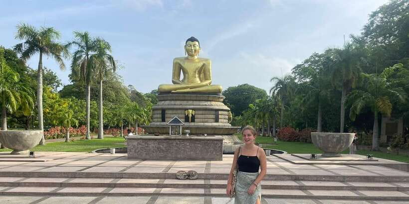 Colombo: Private Tuk Tuk City Tour with Guide & Snacks - Dutch Hospital and the Cargills Building