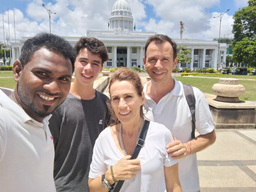 Colombo Sightseeing Tour by Tuk Tuk - All Inclusive - The Red Mosque and Pettah’s trading streets