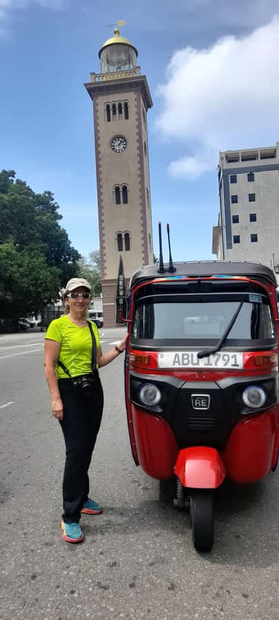 Colombo Sightseeing Tour by Tuk Tuk - All Inclusive - Independence Memorial Hall and Vihara Maha Devi Park
