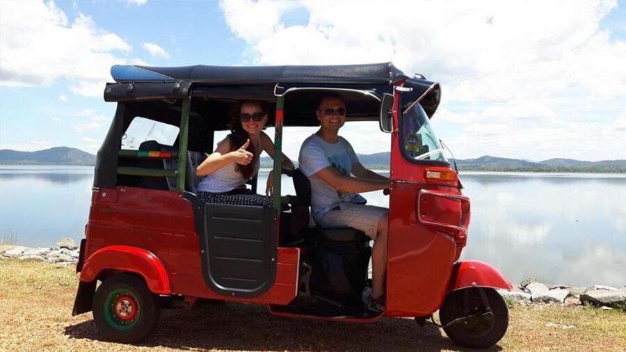 Colombo: Sightseeing Tour by Tuk Tuk Safari - All Inclusive - Floating market and Lotus Tower