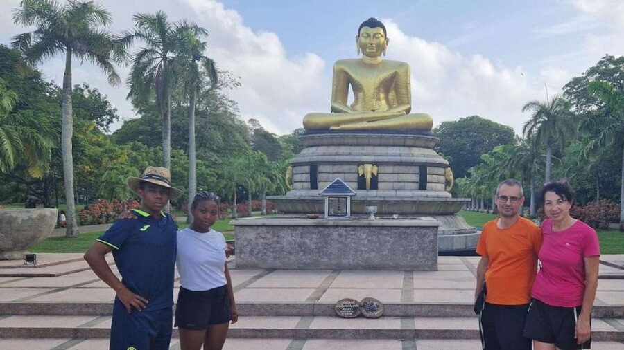 Colombo: Sightseeing Tour by Tuk Tuk Safari - All Inclusive - Gangaramaya and the lake setting