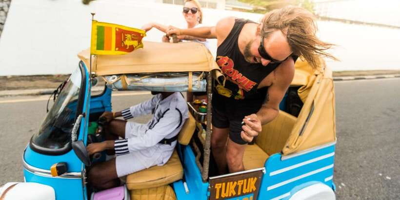 Colombo: Tuk Tuk City Highlights Tour with Lunch - Food, drinks, and a spice-shop stop