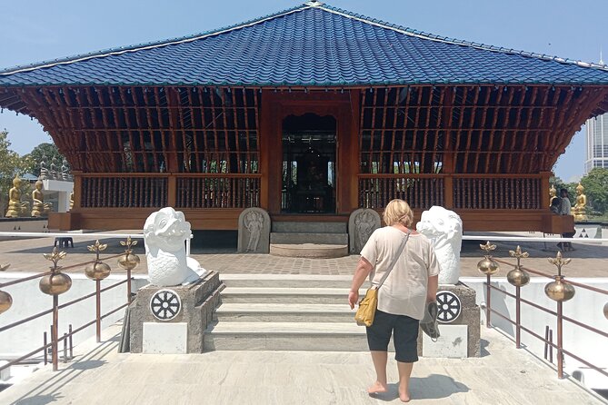 Colombo Tuk Tuk City Tour Hotel Pickup and Drop Service - Beira Lake and two different Buddhist settings