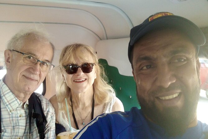 Colombo Tuk Tuk city tour with friendly Tuk driver(All inclusive) - A Hindu temple with bright South Indian design