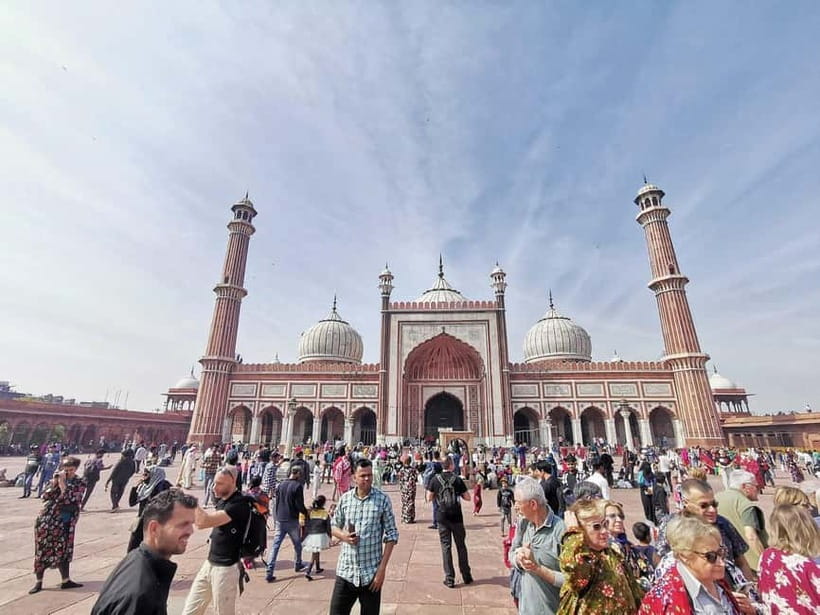 Delhi: Old Delhi and Chandni Chowk Tuk-Tuk Tour - Guides, languages, and the private-group setup