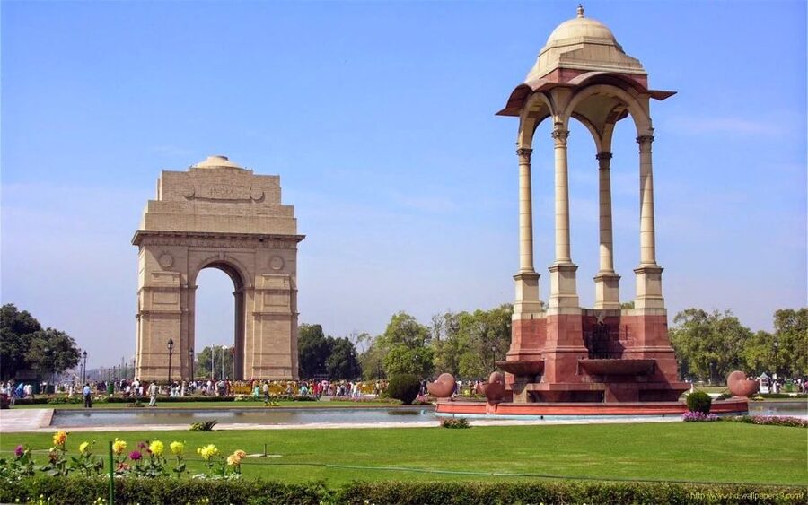 Delhi: Old Delhi City Tour with Tuk Tuk Ride & Street Food - India Gate and the change to New Delhi