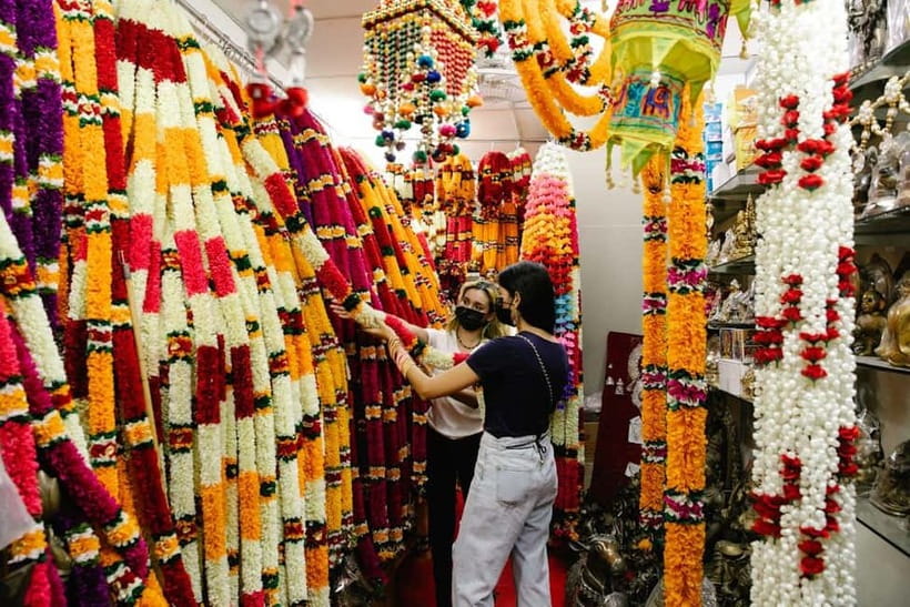 Delhi: Old Delhi Guided Tour with Rickshaw & Entry Tickets - Khari Baoli: follow the spice aromas