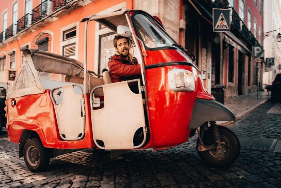Discover Lisbon: Tuk Tuk Tour - Meeting near the Gloria Lift