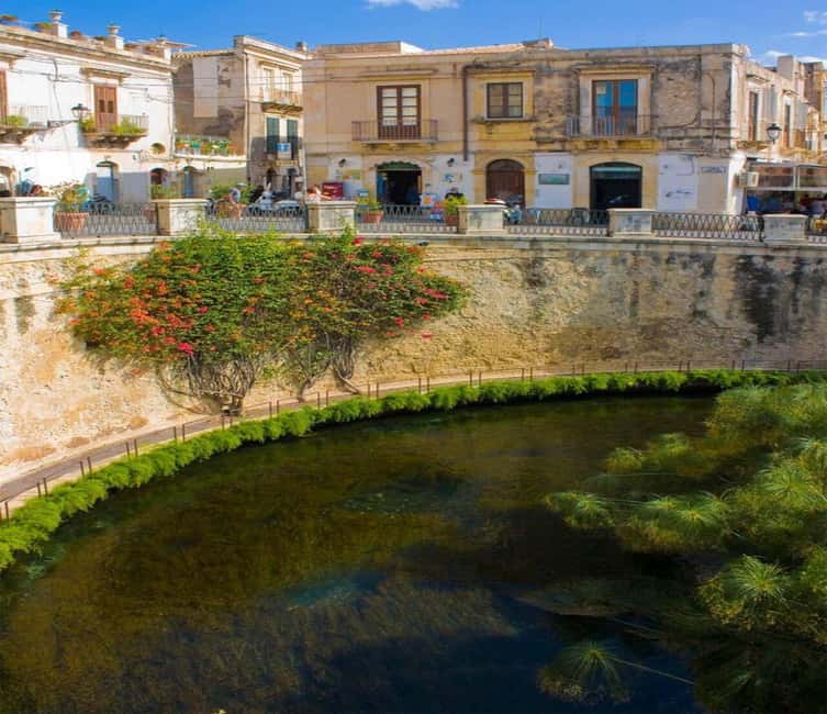 Discover the wonders of Ortigia: a Tuk-Tuk tour through history and the sea. - Fonte Aretusa and the sea at Ortigia
