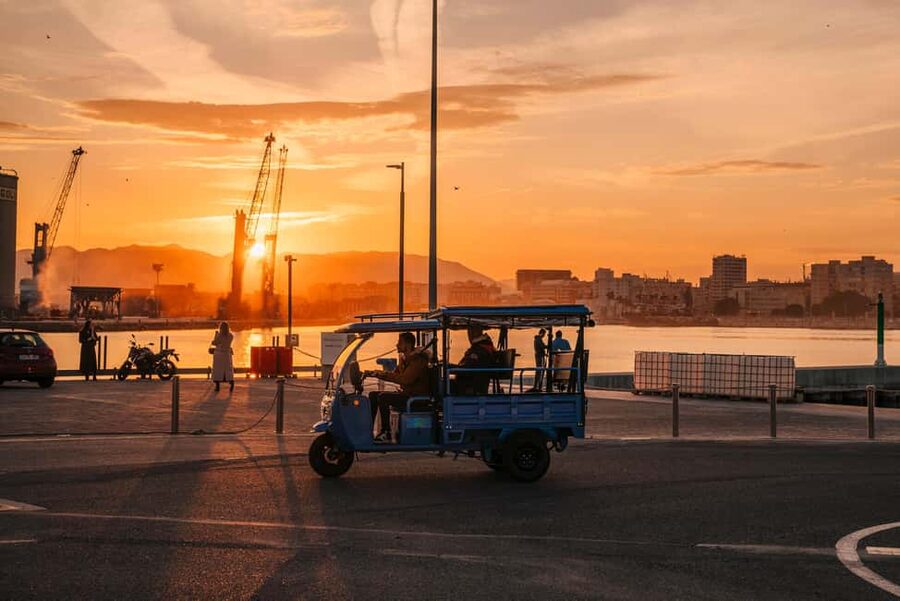 Express Tuk-Tuk Tour in Malaga: Gibralfaro Viewpoint and Photography - The good guide experience, and the service concern