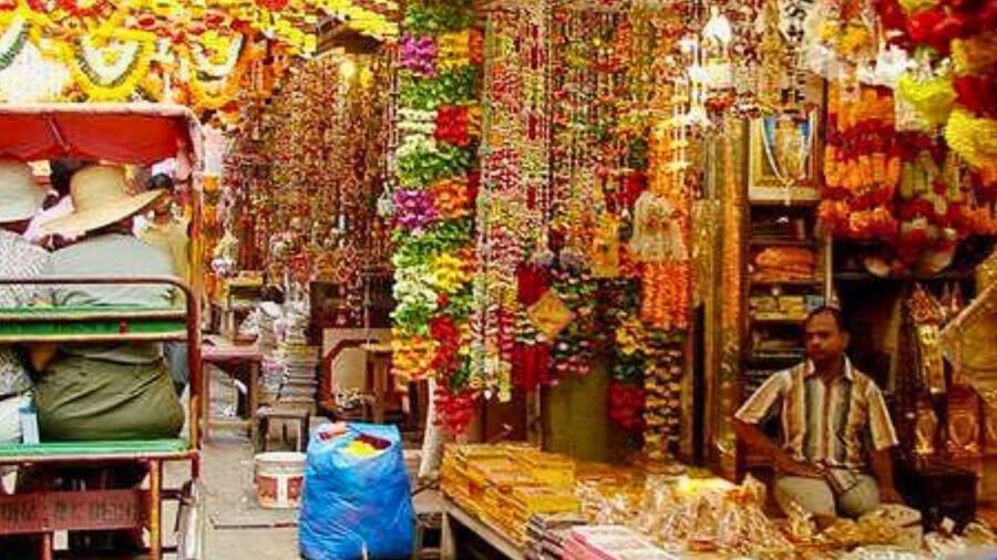 From Delhi: 3-Hour Old Delhi Tuk-Tuk Tour with Pick-up - Guides, language, and the pace of the visit