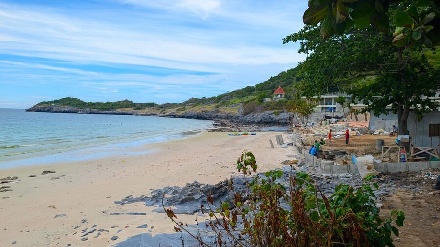 From Pattaya: Day Tour Koh Sichang Island with Tuktuk Tour - Chong Khao Khat and the royal island story