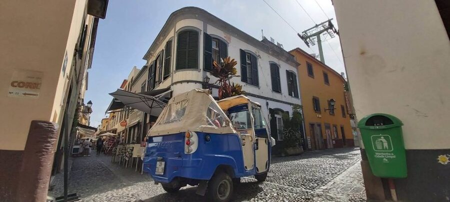 Funchal: Monte Toboggan and Old Town Tour by Tuk-Tuk - What the 2-kilometer basket ride feels like