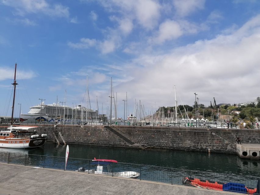 Funchal: Private Guided Tour of Historic Center by Tuk Tuk - Funchal Cathedral and City Hall